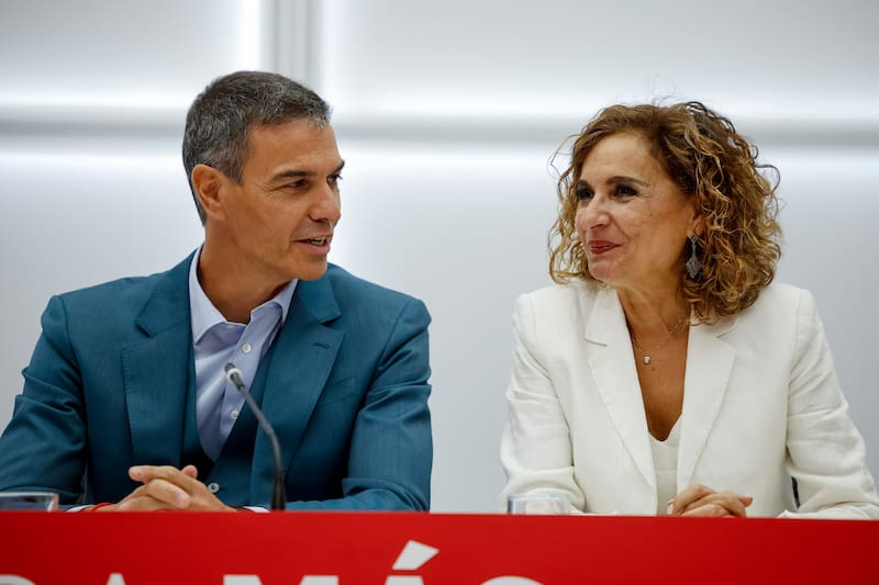 MADRID, 31/08/2026.- El secretario general del partido socialista, Pedro Sánchez (i), preside la reunión de la Comisión Ejecutiva Federal del PSOE junto a la vicesecretaria del partido, María Jesús Montero Cuadrado (d), este lunes, en Madrid. EFE/Daniel González