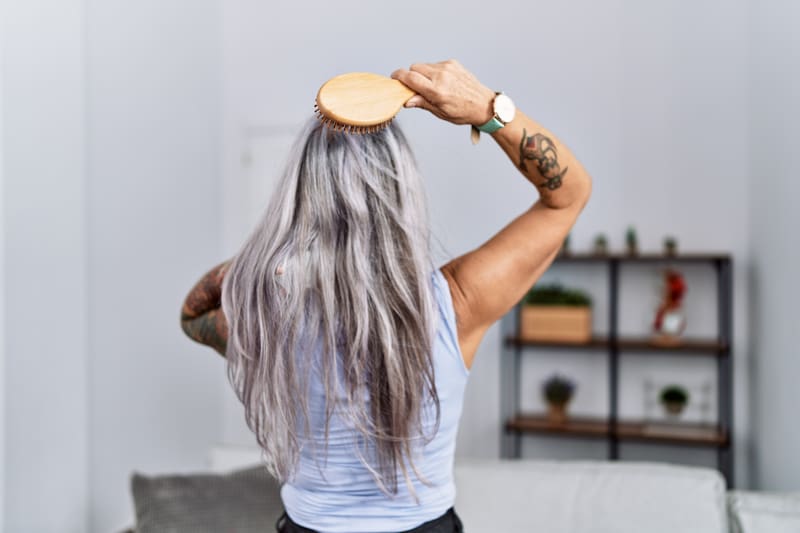 El efecto del aceite se basa en estimular la producción de melanina, el pigmento que determina el color del cabello. Fuente: Shutterstock