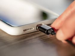 Cómo cargar la batería del celular cuando no hay luz en casa: la forma más fácil y segura