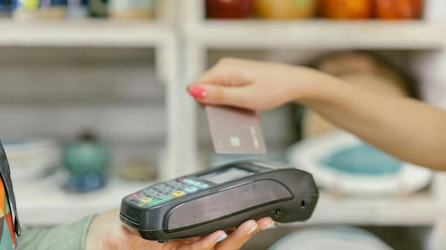 Cae el costo de financiar en 12 cuotas: cuánto hay que pagar ahora