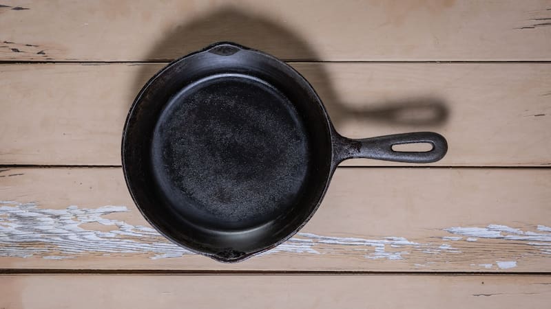 Cómo curar correctamente una sartén de hierro para que la comida no se pegue y cuál es el ingrediente clave que no te puede faltar
Fuente: Shutterstock