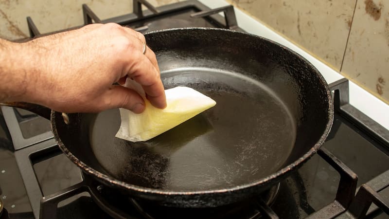 Cómo curar correctamente una sartén de hierro para que la comida no se pegue y cuál es el ingrediente clave que no te puede faltar
Fuente: Shutterstock