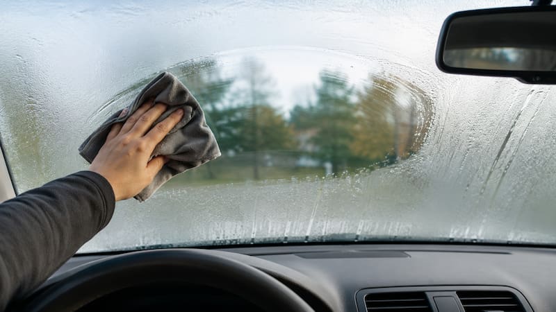 Cómo desempañar el vidrio del auto en minutos.