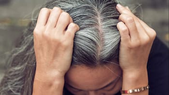 No es tintura ni champú: la mezcla casera y natural que cubre las canas en 24 horas fácil y se fabrica en casa