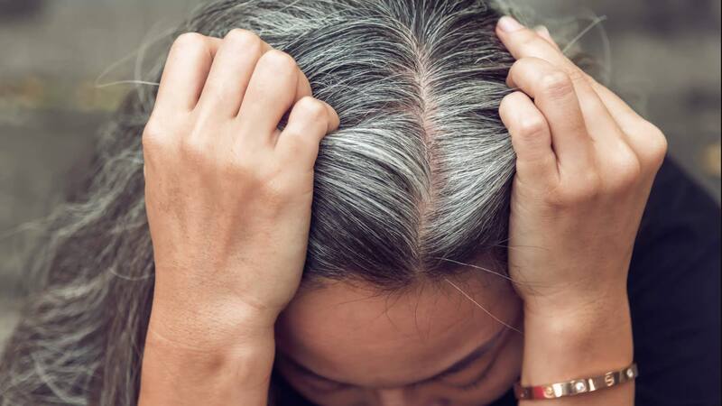 Este tinte natural permite eliminar las canas con facilidad.