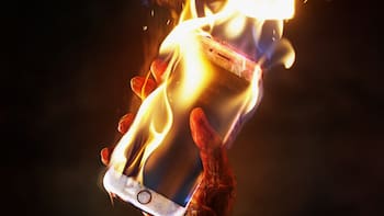 Urgente | Los bomberos confirman porque nunca debes cargar tu teléfono así o podrías incendiarlo todo