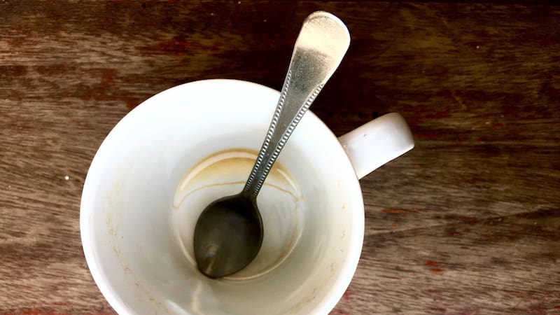 Cómo limpiar las manchas de café de las tazas con productos que ya tenés en casa