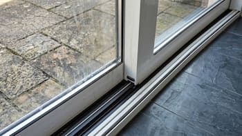 Cómo limpiar los rieles de las ventanas sin usar agua ni secadoras