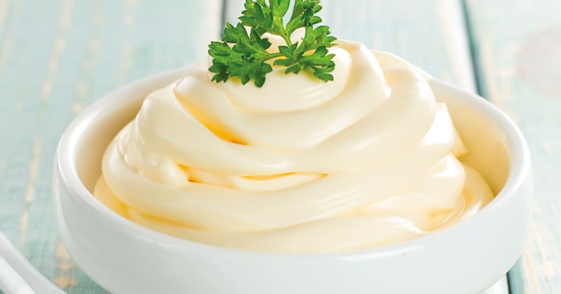 La mayonesa es un ingrediente natural clave para eliminar las canas sin el uso de productos químicos. Fuente: Archivo.