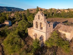 Una pareja compra un pueblo abandonado por 50 años al norte del país: invierten 350.000 euros y construyen una ecoaldea del futuro