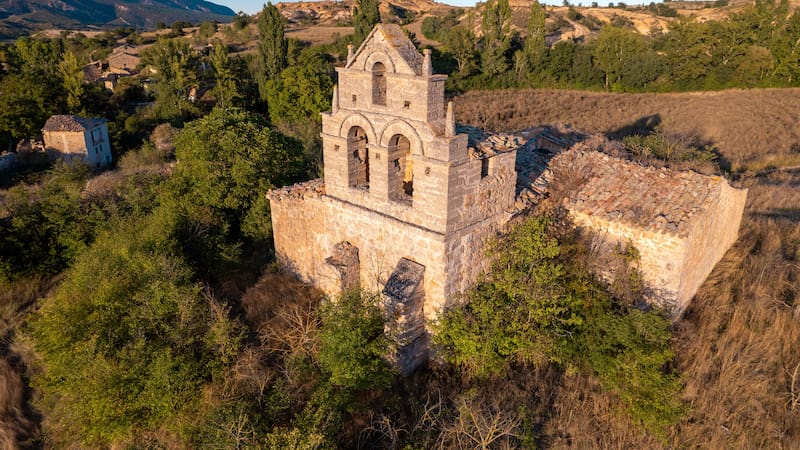 Cómo una pareja de Países Bajos impulsa la recuperación de Bárcena de Bureba, un pueblo abandonado de Burgos convertido en proyecto de ecoaldea autosuficiente.
