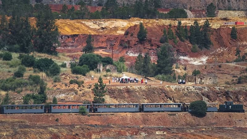 Como viajar por Marte: el tren a vapor que recorre paisajes montañosos y funciona desde 1875