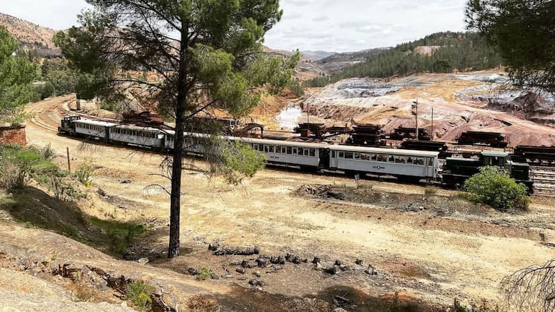 Como viajar por Marte: el tren a vapor que recorre paisajes montañosos y funciona desde 1875
