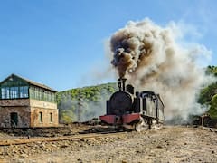 Como viajar por Marte: el tren a vapor que recorre paisajes montañosos y funciona desde 1875