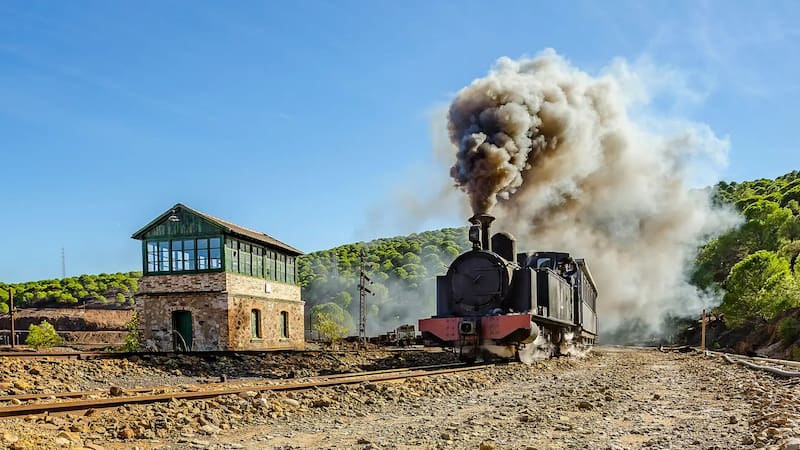 Como viajar por Marte: el tren a vapor que recorre paisajes montañosos y funciona desde 1875