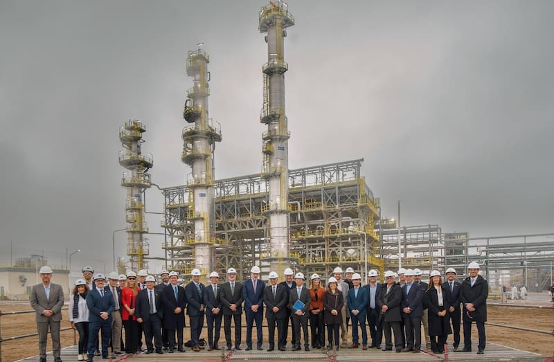 Marín, Córdoba y el intendente de Bahía Blanca, Federico Susbielles, junto a los demás participantes de la inauguración de la ampliación de Compañía MEGA