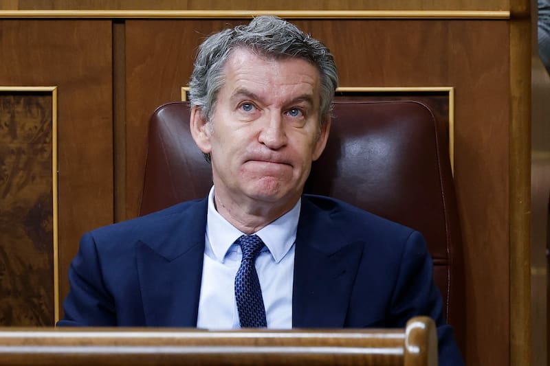 MADRID, 11/02/2026.- El líder del PP, Alberto Núñez Feijóo durante el pleno en el que ha comparecido el presidente del Gobierno, Pedro Sánchez para hablar sobre la crisis ferroviaria tras los accidentes de Adamuz (Córdoba) y Barcelona, y sobre la agenda internacional. EFE/Chema Moya