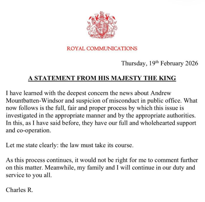 El jefe del Estado británico aseguró, en un comunicado oficial, que lo que sigue ahora es un "proceso completo, justo y adecuado mediante el cual este asunto será investigado de la manera apropiada y por las autoridades competentes".