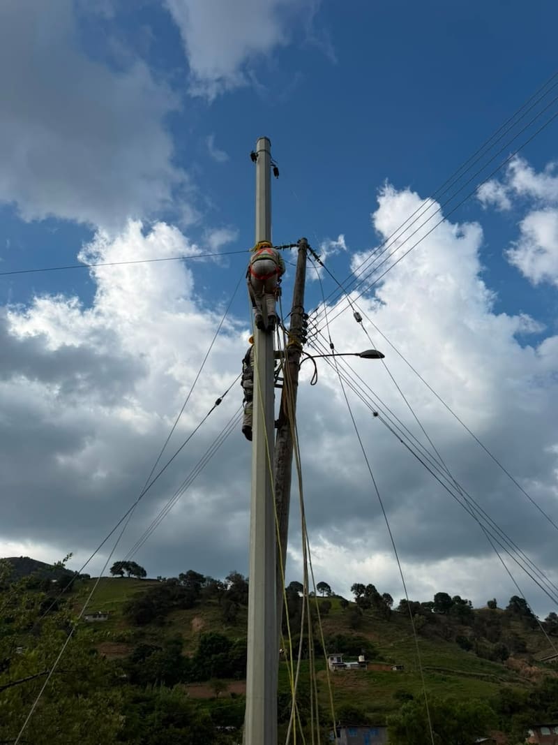 Luz en los hogares de Copanatoyac y Xalpatláhuac.