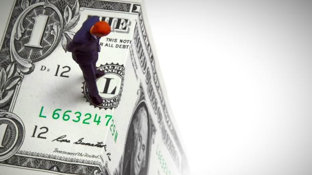 Cae el dólar, campeón: ¿qué hacer, comprar, vender o mantener el canuto?