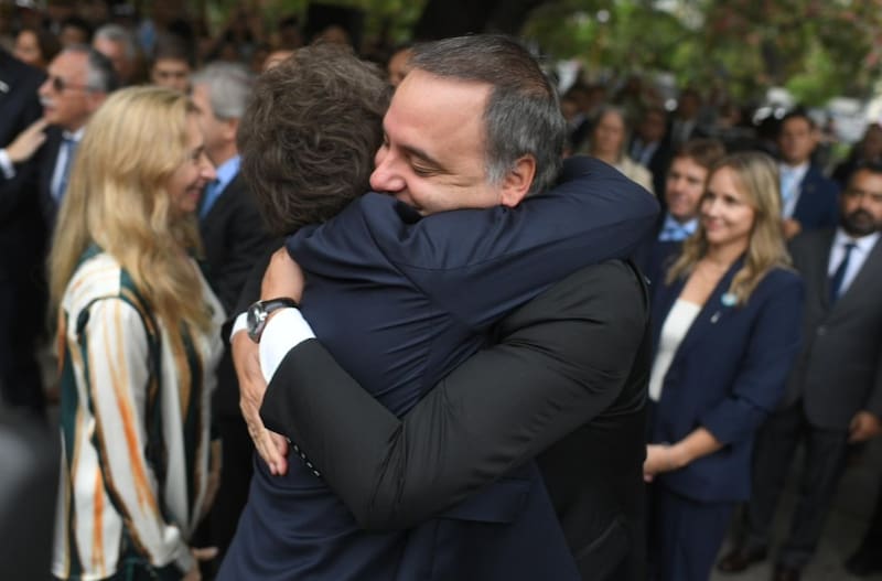 Con el caso Adorni y otros frentes abiertos, crece la necesidad de mejores noticias económicas.