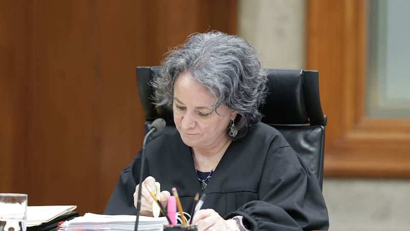 Con esta decisión, el máximo tribunal estableció que el interés superior del menor debe prevalecer, incluso cuando uno de los progenitores se oponga a revelar la información.