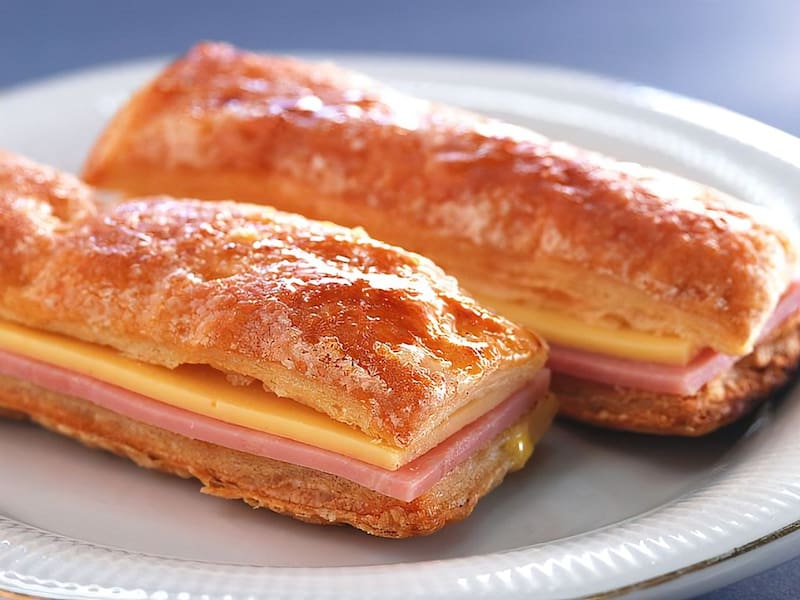 Con jamón, queso y un toque dulce, son ideales para acompañar el mate o una picada.