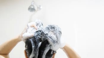 ¿Con qué regularidad debe lavarse el pelo? Un estudio detalla cuál es la frecuencia ideal para limpiarlo con shampoo
