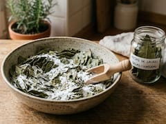 Mezclar hojas de laurel con bicarbonato: para qué sirve y por qué ya se aplica en los hogares