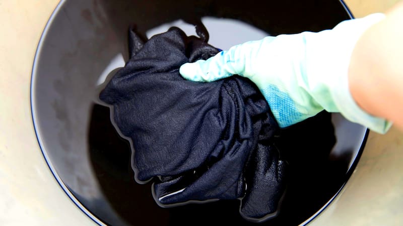 Con solo un ingrediente: el truco definitivo para lavar la ropa negra y evitar que pierda el color