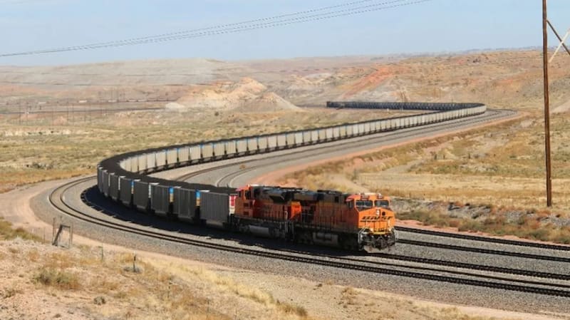 Con una longitud cercana a los siete kilómetros y un total de 682 vagones, este convoy rompió todos los récords ferroviarios y pasó a la historia como el tren más largo jamás operado. La hazaña se convirtió en un símbolo del desarrollo ferroviario.
