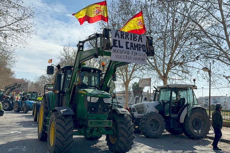 Concentración de tractores con motivo de las protestas del campo el martes 6 de febrero, en Zafra (Badajoz).