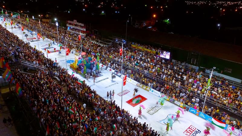 Miles de turistas se unen al Carnaval de Concordia cada año. (Foto: Municipalidad de Concordia)
