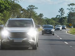 Conducir con las luces altas encendidas durante el día: qué significa y por qué algunos conductores lo hacen