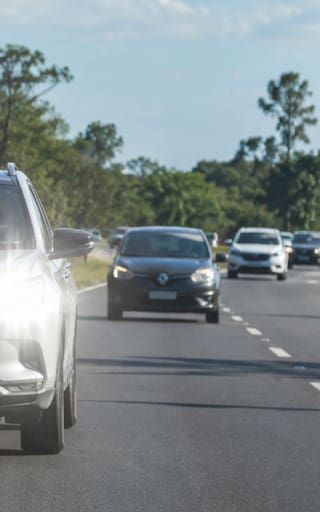 Conducir con las luces altas encendidas durante el día: qué significa y por qué algunos conductores lo hacen