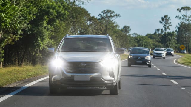 Conducir con las luces altas encendidas durante el día: qué significa y por qué algunos conductores lo hacen