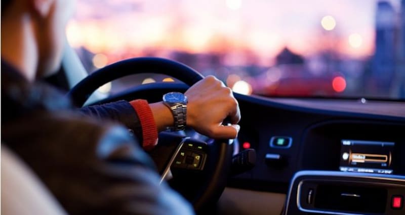 Conducir con los cristales empañados compromete la seguridad; una buena ventilación puede marcar la diferencia.