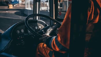 Quico, conductor del bus 118 en Barcelona: “Dejaba a las personas mayores en la puerta de casa y daba su teléfono para esperarlas”