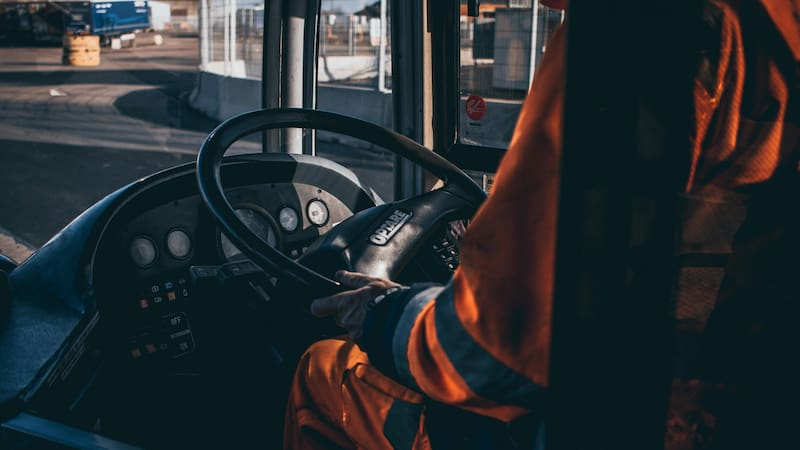 Imagen de stock de unas manos sobre un volante de autobus.