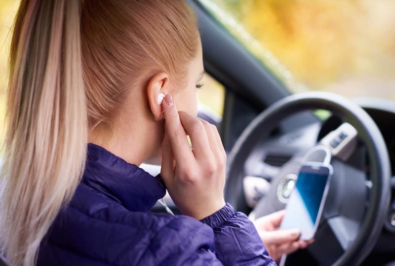 Los auriculares pueden aislar al conductor de sonidos clave para reaccionar a tiempo.