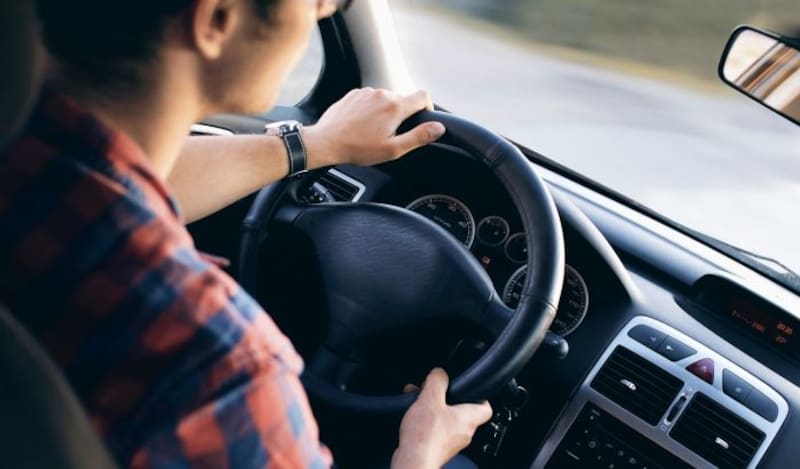 Conductores: ¿por qué no hay que detenerse para dejar pasar a los peatones si el semáforo no lo indica? (foto: Shutterstock).