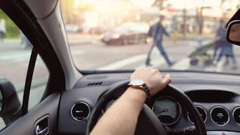 Conductores: ¿por qué no hay que detenerse para dejar pasar a los peatones si el semáforo no lo indica?