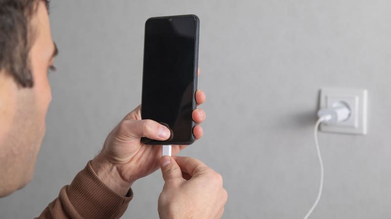 ¿Conectar el teléfono o enchufar el cargador? | Qué hay que hacer primero para proteger la batería del celular, según los expertos
Fuente: Shutterstock