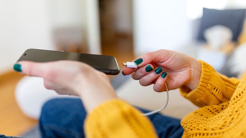 ¿Conectar el teléfono o enchufar el cargador? | Qué hay que hacer primero para proteger la batería del celular, según los expertos
Fuente: Shutterstock