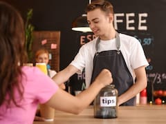 Ya no más propinas en cafés y restaurantes: la ley que prohíbe a los baristas cobrar un monto extra en la cuenta por su servicio