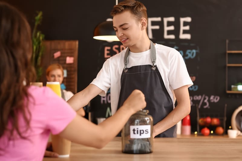 Despedida a la gratificación en cafeterías y comedores: la regla que demanda a los camareros no recibir dinero adicional por su atención (foto: archivo).