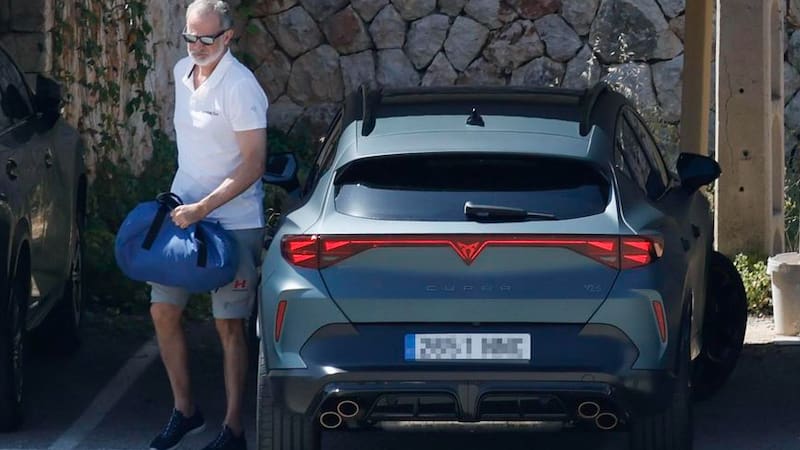 Confirmado | Así es el coche que conduce el rey Felipe VI durante sus vacaciones en Mallorca: cuánto cuesta y qué tiene de especial. Fuente: EFE