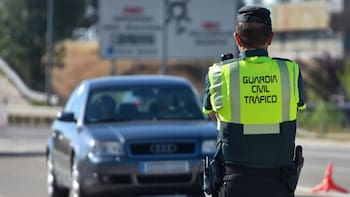 Confirmado | El Gobierno examinará todas las guanteras de los autos y anulará licencias de conducir si ve este objeto prohibido