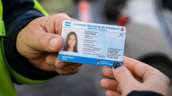 Atención conductores: la infracción por usar el celular que puede quitar puntos de la licencia de conducir
