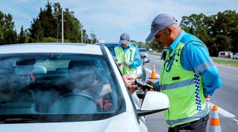 El Gobierno revisará coche por coche para verificar un requisito obligatorio de la DGT: estas son las multas por incumplir la norma. (Fuente: Freepik).